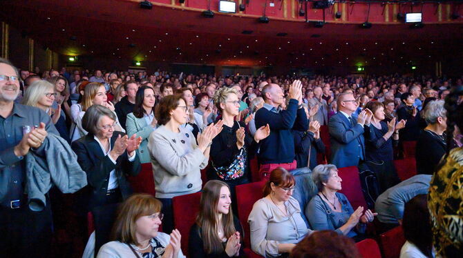 Standing Ovations für die Darsteller. Gute Laune auch in der Pause: Heide Herr (rechtes Bild, links) und Claudia Albrecht waren