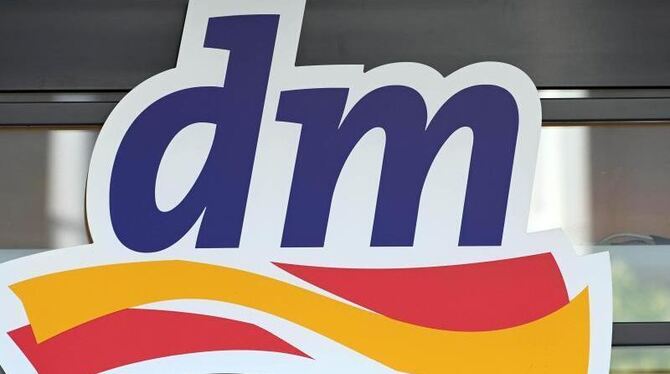 Ein Logo der Drogeriemarktkette dm