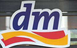 Ein Logo der Drogeriemarktkette dm