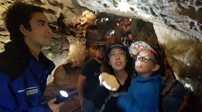 Bryan Wingsch (links) führt Besucher durch die Bärenhöhle. Neben Nebelhöhle und Ostereimuseum ist sie ein Sonnenbühler Ausflugsz