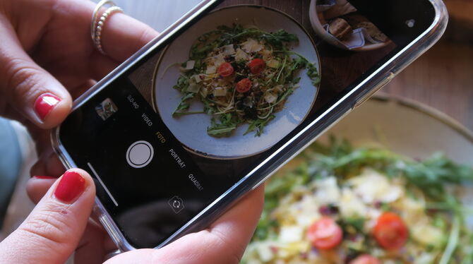 Vor dem Essen betrachtet diese Besucherin der Almresi in Metzingen ihre Almpasta Südtirol durch den Sucher ihres Smartphones. De Vor dem Essen betrachtet diese Besucherin der Almresi in Metzingen ihre Almpasta Südtirol durch den Sucher ihres Smartphones. De