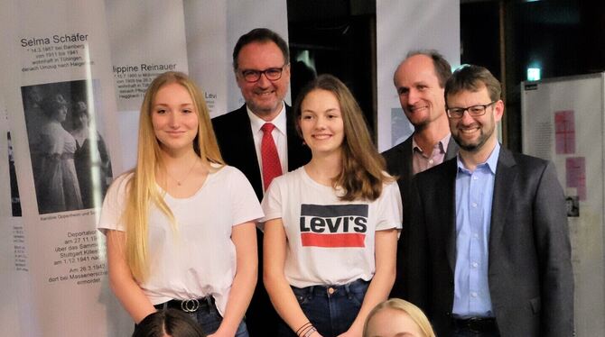 Joachim Walter mit den Lehrern Dirk Wütherich und Wulf Reinisch (hinten von links) und den Schülerinnen Amelie Gerdun und Naomi Joachim Walter mit den Lehrern Dirk Wütherich und Wulf Reinisch (hinten von links) und den Schülerinnen Amelie Gerdun und Naomi