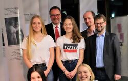  Joachim Walter mit den Lehrern Dirk Wütherich und Wulf Reinisch (hinten von links) und den Schülerinnen Amelie Gerdun und Naomi