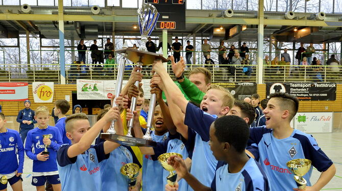 Tuniersieger Borussia Mönchengladbach feiert mit dem Wanderpokal.  FOTO: NIETHAMMER