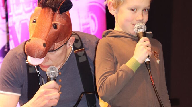 Da ist der Bananenblues nicht mehr weit: Äffle und Pferdle alias Stephan (links) und Valentin Bross.  FOTO: BLOCHING