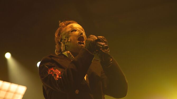 Slipknot-Sänger Corey Taylor in der Schleyerhalle. Die Masken gehören bei der US-Band schon immer dazu. FOTO: KAPPEL Slipknot-Sänger Corey Taylor in der Schleyerhalle. Die Masken gehören bei der US-Band schon immer dazu. FOTO: KAPPEL
