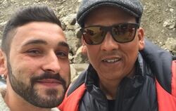 Beatboxer Alessandro Farccica aus Kusterdingen mit Xavier Naidoo.  FOTO: PRIVAT
