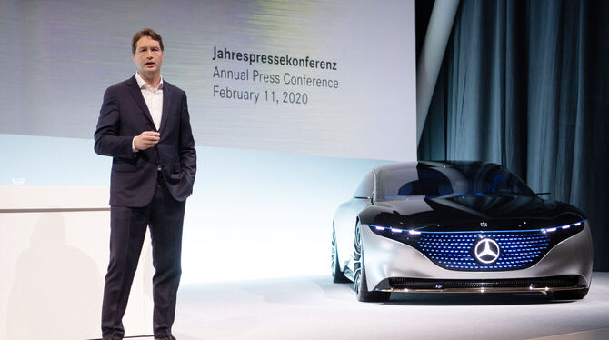 Daimler-Vorstandschef Ola Källenius steht bei der Bilanzpressekonferenz neben einem Mercedes-Benz Vision EQS Konzeptauto. FOTO: Daimler-Vorstandschef Ola Källenius steht bei der Bilanzpressekonferenz neben einem Mercedes-Benz Vision EQS Konzeptauto. FOTO: