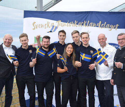 Das schwedische Jugendteam zeigt Flagge – hier im Quartier im Stausee-Hotel in Glems. Rechts Gerhard Klose und Küchenchef Peter 