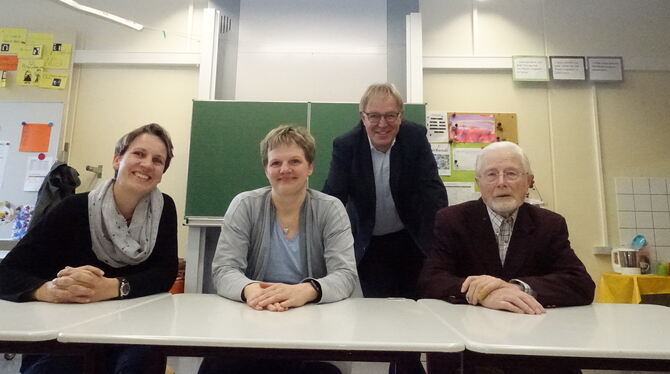 Lehrerin Melanie Püchner, Vereinsvorsitzende Cornelia Rettig, Schulleiter Roland Köhler und Gründungsmitglied Hartmut Riemer (vo Lehrerin Melanie Püchner, Vereinsvorsitzende Cornelia Rettig, Schulleiter Roland Köhler und Gründungsmitglied Hartmut Riemer (vo