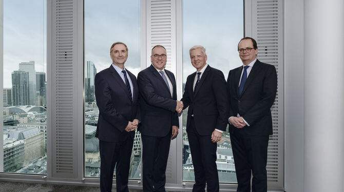 Nach der Vertragsunterzeichnung, die den Kauf von Stoll durch die Karl Mayer Gruppe besiegelt: Von links Helmut Preßl (CFO, Karl Nach der Vertragsunterzeichnung, die den Kauf von Stoll durch die Karl Mayer Gruppe besiegelt: Von links Helmut Preßl (CFO, Karl