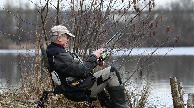 Ein zufriedener Angler am Kirchentellinsfurter Baggersee. Ein zufriedener Angler am Kirchentellinsfurter Baggersee.