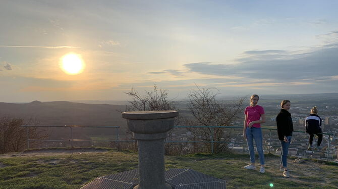 Auf dem Gipfel des Georgenbergs ist der Sonnenuntergang über einem beeindruckenden Panoramablick wunderschön, und niemand kommt