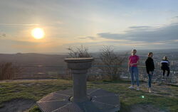 Auf dem Gipfel des Georgenbergs ist der Sonnenuntergang über einem beeindruckenden Panoramablick wunderschön, und niemand kommt 