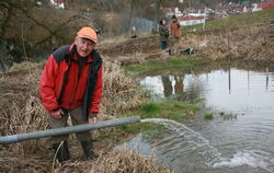 Wasser marsch: Reinhold Braun aktiviert die erste Wasserpumpe. FOTOS: THUMM 