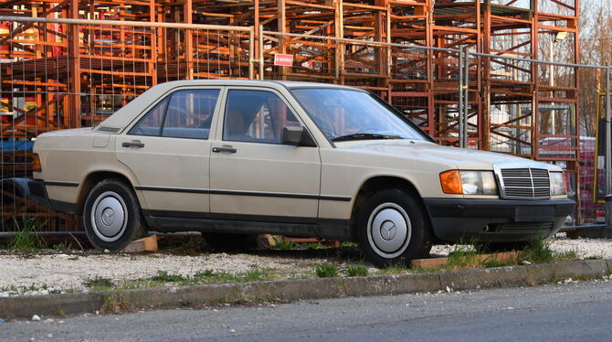 Ein »Baby-Benz«, sprich Mercedes 190, der allerersten Serie. Bis heute wirkt sein Design nicht veraltet, und die Liste der mit d Ein »Baby-Benz«, sprich Mercedes 190, der allerersten Serie. Bis heute wirkt sein Design nicht veraltet, und die Liste der mit d