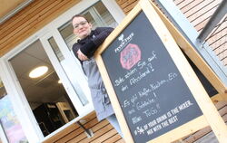 Jonne Carstens vor ihrem Kiosk-Verkauf: Hier bekommen Gäste Kaffee, Kuchen & Co. – alles zum Mitnehmen.  FOTOS: FISCHER