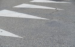 Der Verkehrsraum gleicht mit seinen aufgepinselten Zeichen vor allem an Kreuzungen einem Kunstraum. Ausstellung rund um die Uhr 