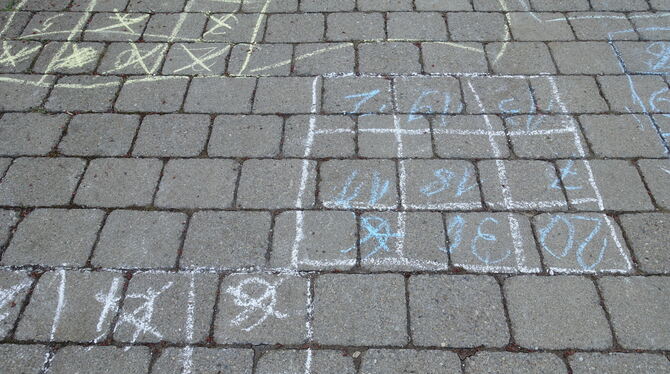 Kinderspiele mit bunter Kreide gemacht.