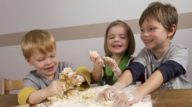 Backen, basteln, malen, lesen: Corona macht Familien kreativ. FOTO: ADOBE STOCK Backen, basteln, malen, lesen: Corona macht Familien kreativ. FOTO: ADOBE STOCK