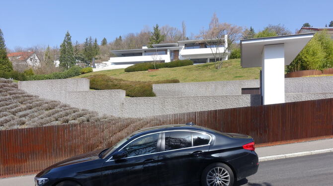 Nicht nur Architektur vom Feinsten zeigt diese Villa am Hang.