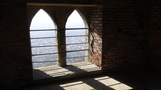 Schattenspiel mit Stadtansichten im Turm der Achalm.
