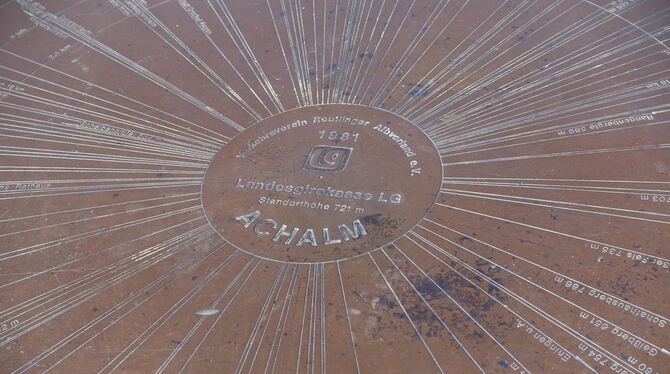 Eine kreisrunde Plakette weist auf der Aussichtsplattform des Turmes den Weg in die Ferne.