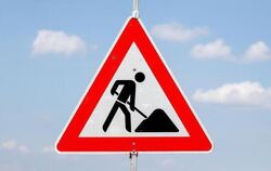 Ein Schild weist auf eine Baustelle hin