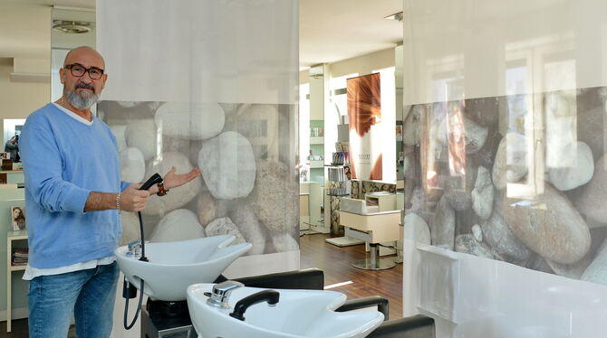 Seit der Corona-Schließung läuft in Reutlingens Friseursalons nichts mehr: auch kein Wasser. Obermeister Roberto Laraia hält das
