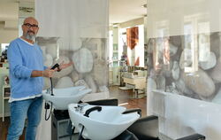 Seit der Corona-Schließung läuft in Reutlingens Friseursalons nichts mehr: auch kein Wasser. Obermeister Roberto Laraia hält das