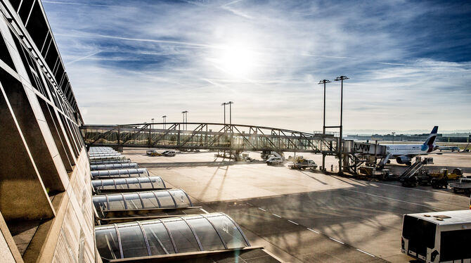 Am Flughafen Stuttgart finden nur noch wenige Ankünfte und Abflüge statt. Dafür sind derzeit 20 Flugzeuge geparkt.  FOTO: FLUGHA