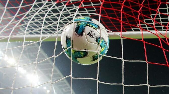 Ein Fußball fliegt ins Netz