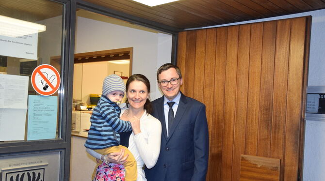 Steffen Heß mit Ehefrau Claudia und Sohn Jonathan am Sonntagabend. FOTO: KREIBICH