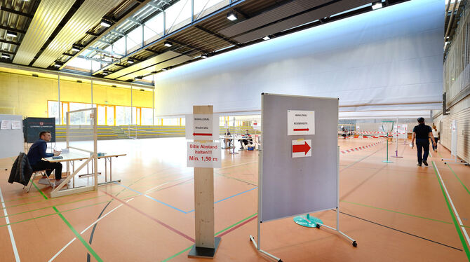 Großzügige Abstände und deutliche Wegweiser in den Wahllokalen. FOTO: PIETH