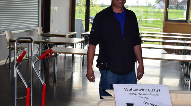 Uwe Stierle, in Walddorfhäslach für das Management der öffentlichen Gebäude zuständig, bereitet die Wahllokale vor. Hier in der Uwe Stierle, in Walddorfhäslach für das Management der öffentlichen Gebäude zuständig, bereitet die Wahllokale vor. Hier in der