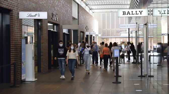 In der Outletcity war am ersten Tag der Wiedereröffnung einiges los. Viele kamen mit prall gefüllten Tüten aus den Geschäften. F