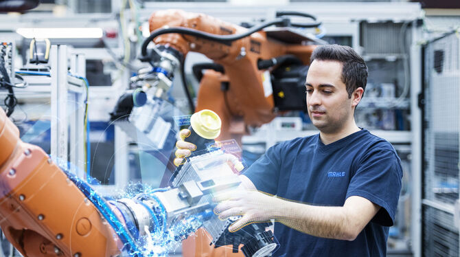 Interaktion von Mensch und Maschine in der Produktion von Mahle.  FOTO: MAHLE