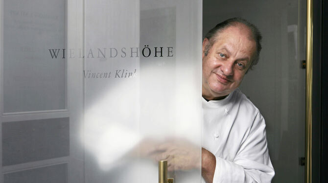 Der Chef des Sterne-Restaurants Wielandshöhe, Vincent Klink, hinter der Eingangstür seines Restaurants in Stuttgart. FOTO: DPA Der Chef des Sterne-Restaurants Wielandshöhe, Vincent Klink, hinter der Eingangstür seines Restaurants in Stuttgart. FOTO: DPA