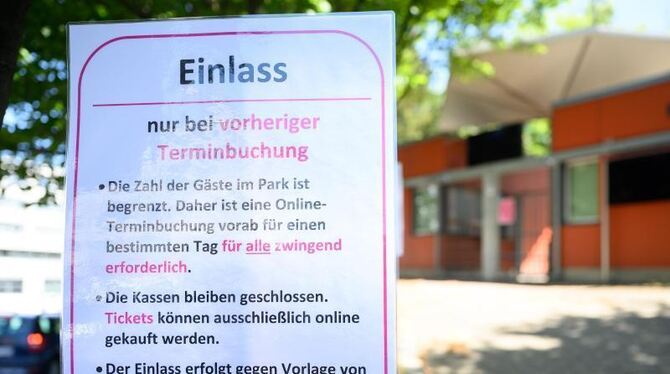 Corona-Hinweise am Wilhelma-Eingang