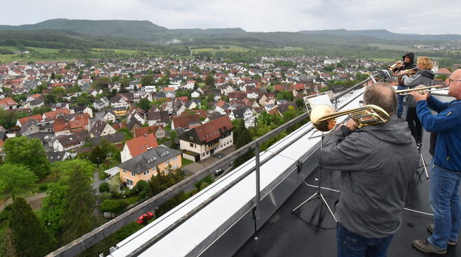 Vom Naturana-Hochhaus in Gomaringen erklang ein halbstündiges Sonntagskonzert des Posaunenchors. FOTO: MEYER Vom Naturana-Hochhaus in Gomaringen erklang ein halbstündiges Sonntagskonzert des Posaunenchors. FOTO: MEYER