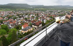 Vom Naturana-Hochhaus in Gomaringen erklang ein halbstündiges Sonntagskonzert des Posaunenchors.  FOTO: MEYER