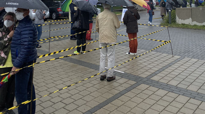 Abstandhalten gilt auch auf dem Parkplatz von Cegat, auf dem das Testmobil steht. Um gestestet zu werden, nahmen die Menschen ru Abstandhalten gilt auch auf dem Parkplatz von Cegat, auf dem das Testmobil steht. Um gestestet zu werden, nahmen die Menschen ru