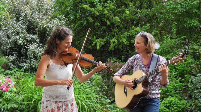 Sangita Wyslich (links) und Katharina Ostarhild spielen in Privatgärten oder vor Balkonen gegen die Coronakrise an.  FOTOS: SÄMA