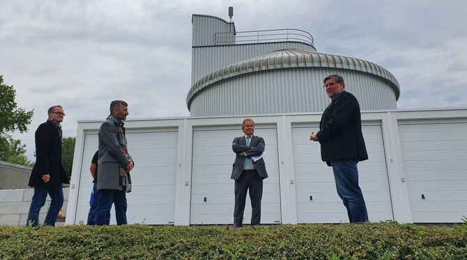Baden-Württembergs Minister für Umwelt, Klima und Energiewirtschaft, Franz Untersteller (Mitte) besuchte die Kläranlage des Abwa