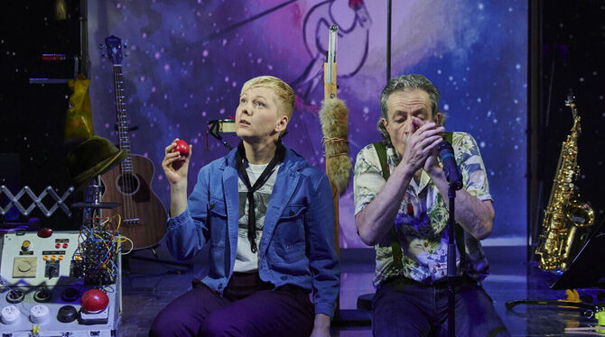Insa Jebens und Rupert Hausner in »Peter und der Wolf«.  FOTO: SIGMUND/LTT