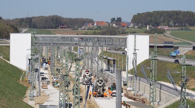 Bahnhalt Merklingen: Die Fußgängerbrücke zwischen Park-and-Ride-Anlage und Bahnsteig steht bereits. FOTOS: LENK Bahnhalt Merklingen: Die Fußgängerbrücke zwischen Park-and-Ride-Anlage und Bahnsteig steht bereits. FOTOS: LENK