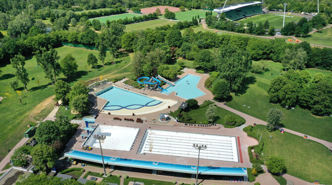kein wasser, keine Besucher: Noch ist das Reutlinger Freibad nicht für den öffentlichen Betrieb freigegeben.  LUFTBILD: MANFRED