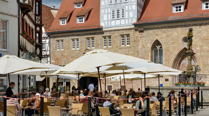 Alles auf Abstand auch im Café am Markt: Die meisten Gäste haben sich mit den strengen Auflagen arrangiert. FOTOS: NIETHAMMER Alles auf Abstand auch im Café am Markt: Die meisten Gäste haben sich mit den strengen Auflagen arrangiert. FOTOS: NIETHAMMER