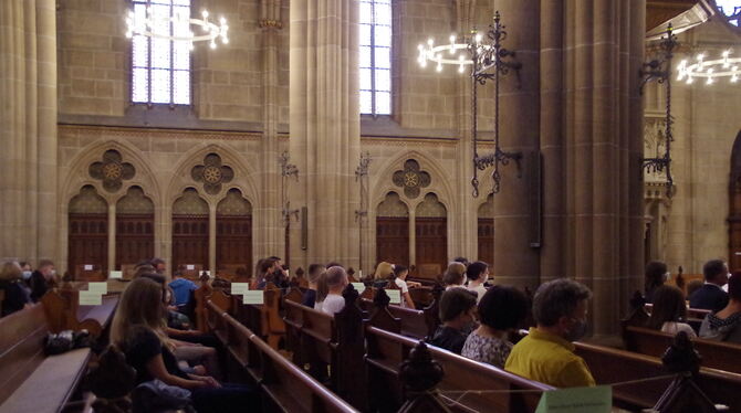 Fast alle der Konfirmanden sind der Einladung gefolgt, am Vorabend ihres ursprünglichen Konfirmationstermins in die Marienkirche Fast alle der Konfirmanden sind der Einladung gefolgt, am Vorabend ihres ursprünglichen Konfirmationstermins in die Marienkirche