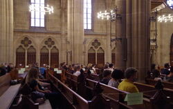 Fast alle der Konfirmanden sind der Einladung gefolgt, am Vorabend ihres ursprünglichen Konfirmationstermins in die Marienkirche